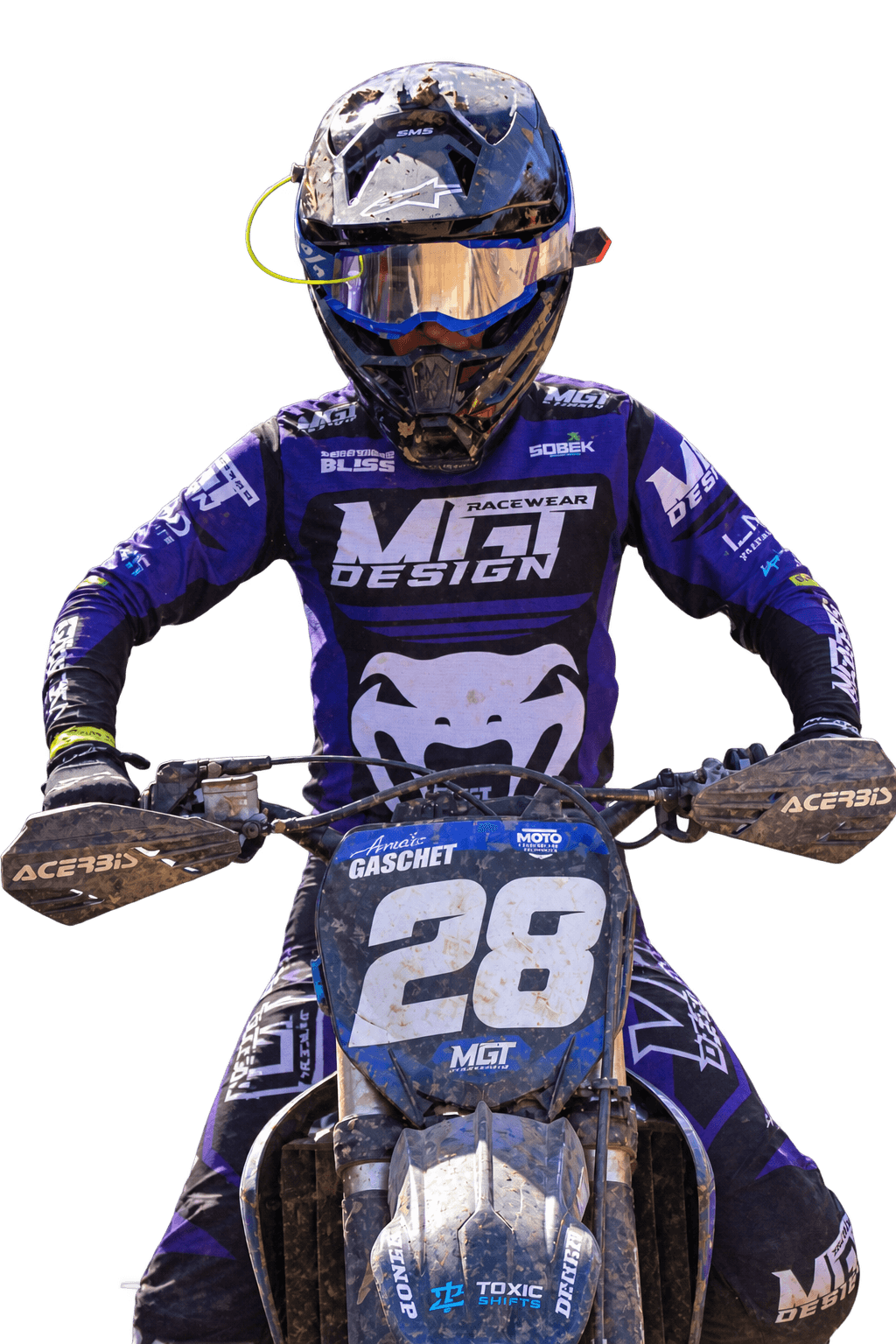 Anaïs Gaschet en tenue MGT Design, casque et lunettes sur la tête, aux commandes de sa moto de cross portant la plaque numéro 28